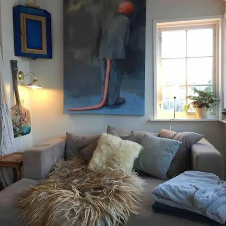 Familievennlig Med Hage Og Fjordutsikt