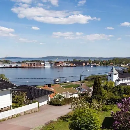 Familievennlig Med Hage Og Fjordutsikt *