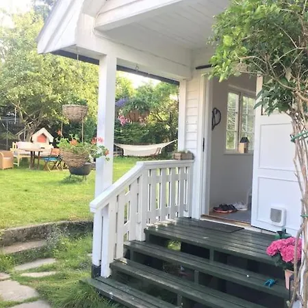 Familievennlig Med Hage Og Fjordutsikt