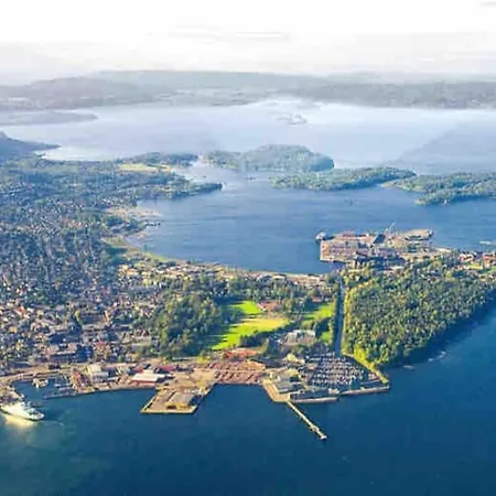 Familievennlig Med Hage Og Fjordutsikt