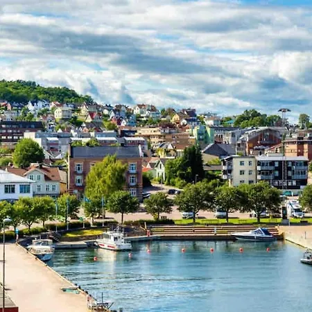 Familievennlig Med Hage Og Fjordutsikt Χόρτεν
