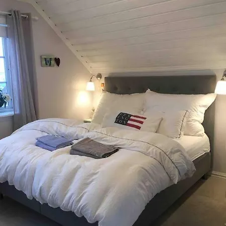 Familievennlig Med Hage Og Fjordutsikt Apartament